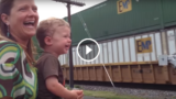 Il suo papà sta guidando il treno che passa… la gioia di questo bimbo è commovente