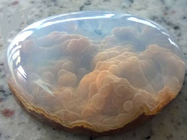 Ritrovato in Oregon, questo opale sembra contenere un vulcano in eruzione.