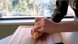 Come tagliare le patate a spirale con un semplice coltello da cucina.