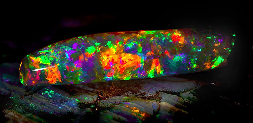 Questo Opale qui sopra si chiama Virgin Rainbow, letteralmente l’Arcobaleno Vergine, ed è un opale del valore di oltre un milione di dollari. è stato estratto dalla regione mineraria del sud dell’Australia, e sta per essere esposto al South Australian Museum