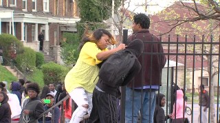 Baltimora: mamma picchia figlio che lancia pietre agli agenti