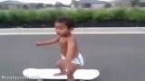 Bambino di due anni sullo skateboard