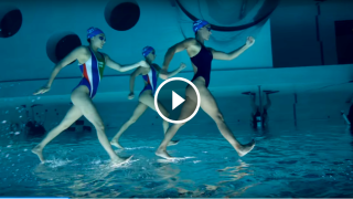 Nuoto sincronizzato, telecamera invertita… Che impressione! Le nuotatrici volano!