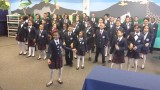 Il coro di bambini che canta HAPPY