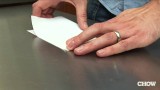 Come aprire una bottiglia di birra con un foglio di carta