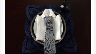 Come piegare i tovaglioli a forma di camicia e cravatta