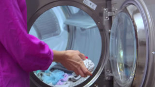 L’incredibile trucco della pallina di alluminio nella lavatrice