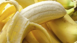 Una banana al giorno, i benefici del frutto che toglie gonfiore e stress