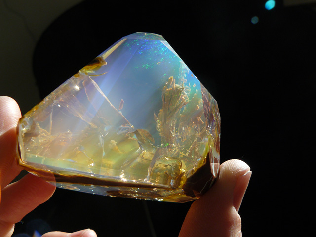 Scoperto in Etiopia, questo magnifico Opale delle due foto qui sopra rinchiude al suo interno un cristallino fondale marino