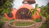 L’affascinante casa a forma di cupola immersa nel verde della Thailandia