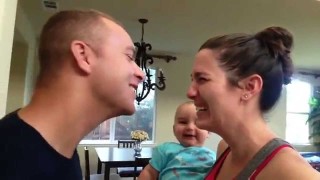 Mamma e papà si baciano… e il bimbo reagisce così! Che amore