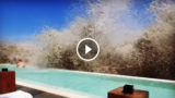 Uno “tsunami” nella piscina di un hotel a Bali