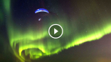 Il volo acrobatico in parapendio nell’aurora boreale: Estasi di colori!