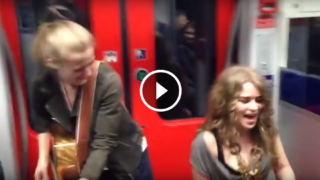 Due bravissime ragazze suonano divinamente Kiss di Prince in metropolitana