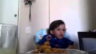 Questo bambino di 3 anni spiega alla mamma perché non vuole mangiare il polpo