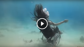 Cercando la libertà sott’acqua con la sua sedia a rotelle….