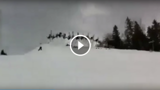 25 ragazzi saltano con gli sci tenendosi per mano, WOW