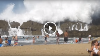 Enormi onde scavalcano le rocce nella piscina naturale più suggestiva del mondo