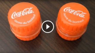 Piccoli contenitori fatti con i tappi delle bottiglie di plastica.