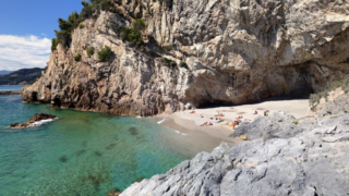 Una “spiaggia nascosta”  che sembra un angolo di Sardegna, ma non è in Sardegna