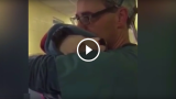 Il veterinario culla la cucciola dopo l’operazione