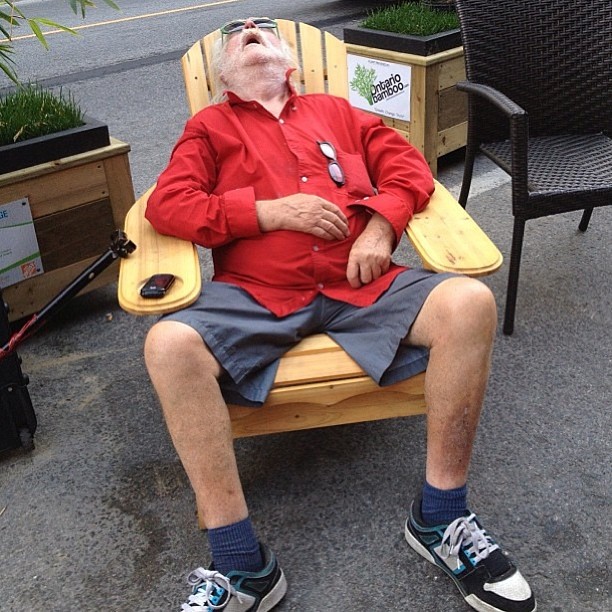 uomini_ditrutti_dallo_shopping