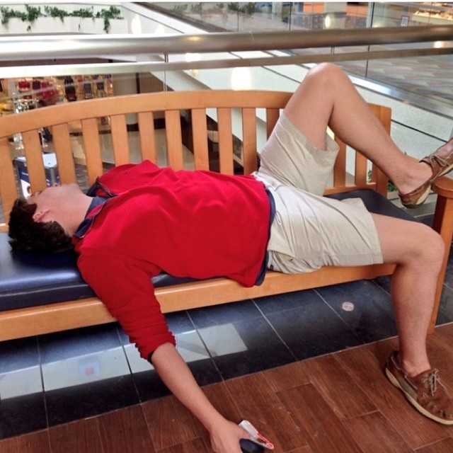 uomini_ditrutti_dallo_shopping