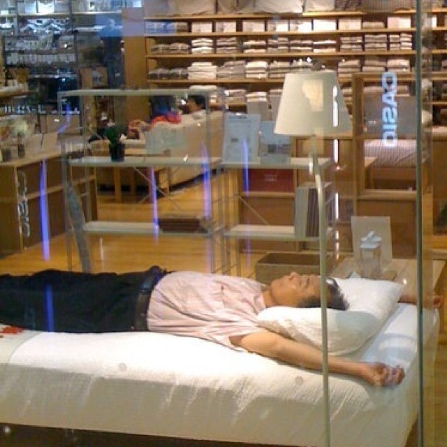 uomini_ditrutti_dallo_shopping