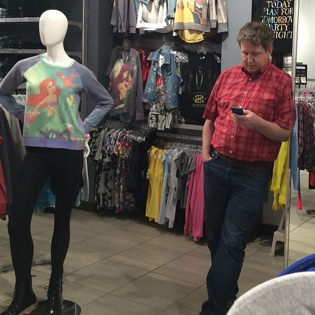 uomini_ditrutti_dallo_shopping