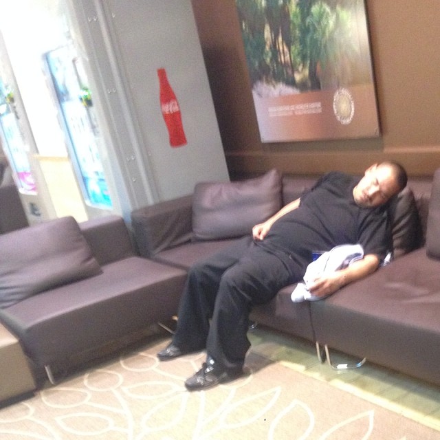 uomini_ditrutti_dallo_shopping